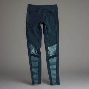 Alo yoga 7/8 High Waist Moto Legging in Black
alo sz Medium